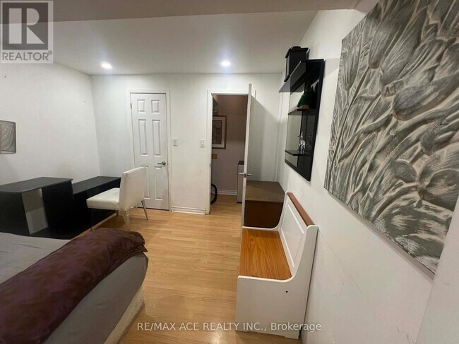 Photo du bâtiment - 3715 St Clair Ave E