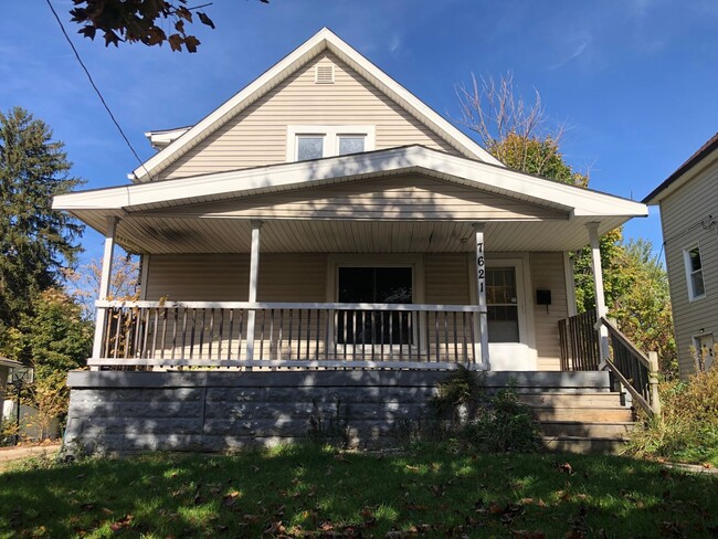 Building Photo - 2 BED 1.5 BATH SINGLE FAMILY HOME IN THE S...