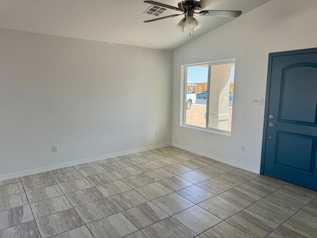 Foto del edificio - Almost New Home with three bedroom and two bath.