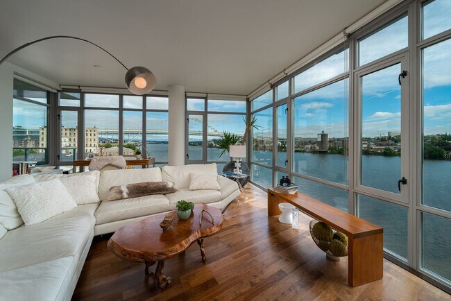 Foto del edificio - FULLY FURNISHED Waterfront Pearl Condo w/most utilities/2 parking spaces/most utilities