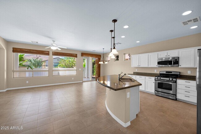 Foto del edificio - 1768 E Grand Ridge Rd