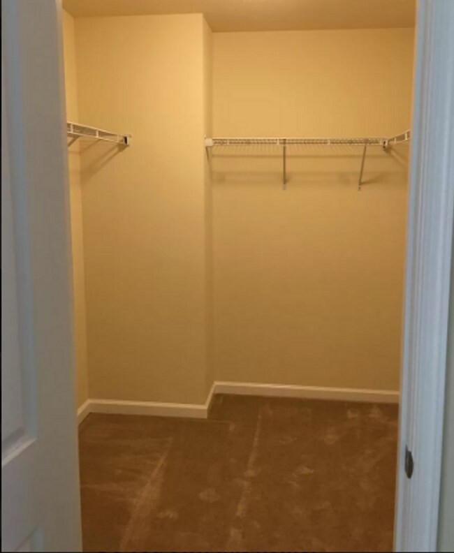 Building Photo - Gorgeous 3 BD/ 2.5 BA Townhouse Available ...
