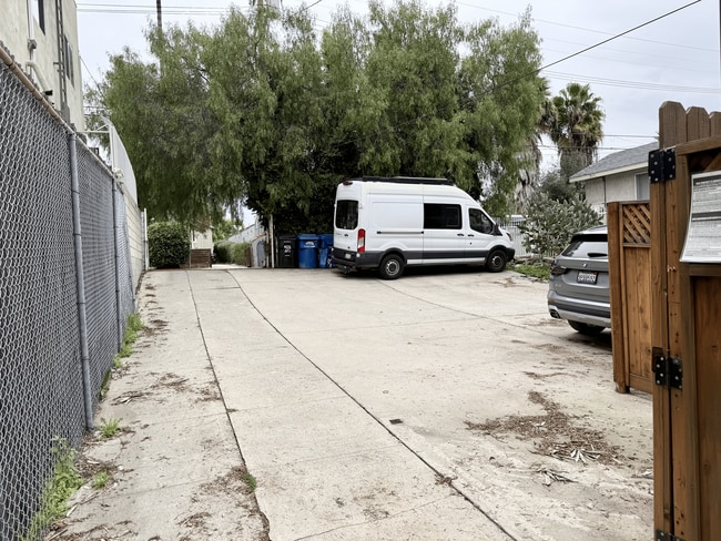 Área de estacionamiento designada - 4228 Lockwood Ave