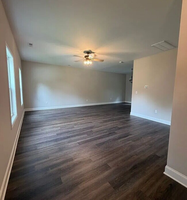 Foto del edificio - 1711 Golf Club Ln NW