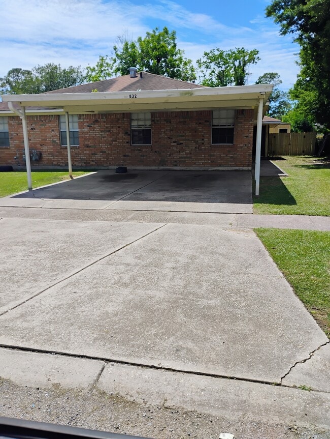 Building Photo - 832 Holt Dr