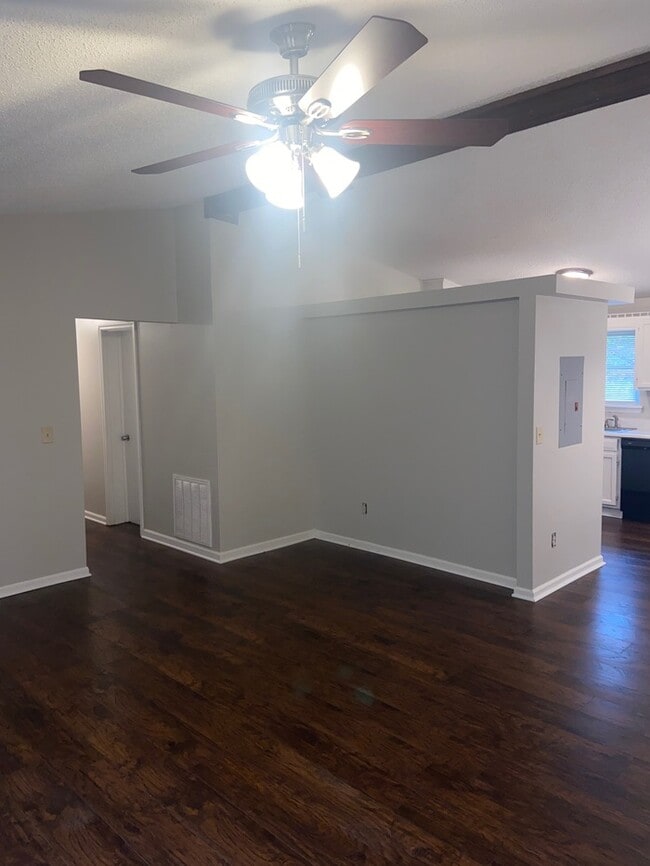 Building Photo - 8218 Country Cir