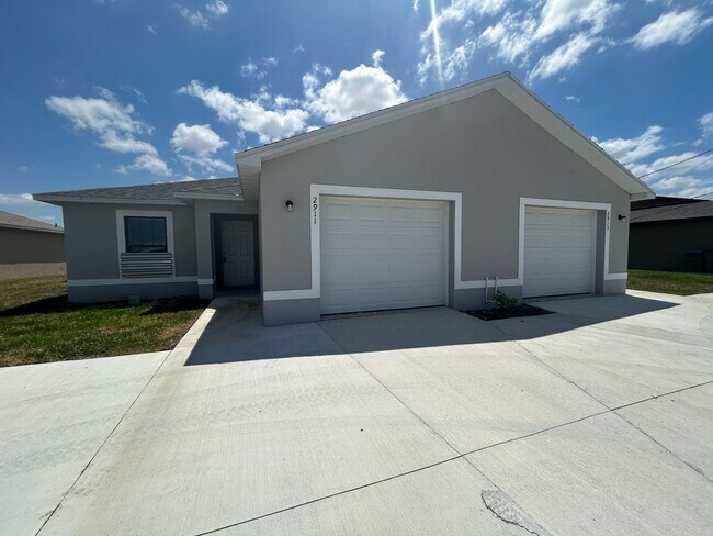 Foto del edificio - Newer construction  3/2 duplex -1 car garage