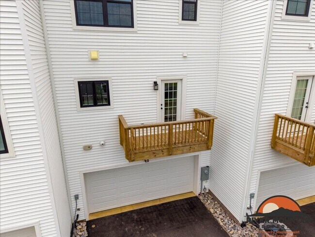 Foto del edificio - Charming Townhome with Garage and Bonus Room