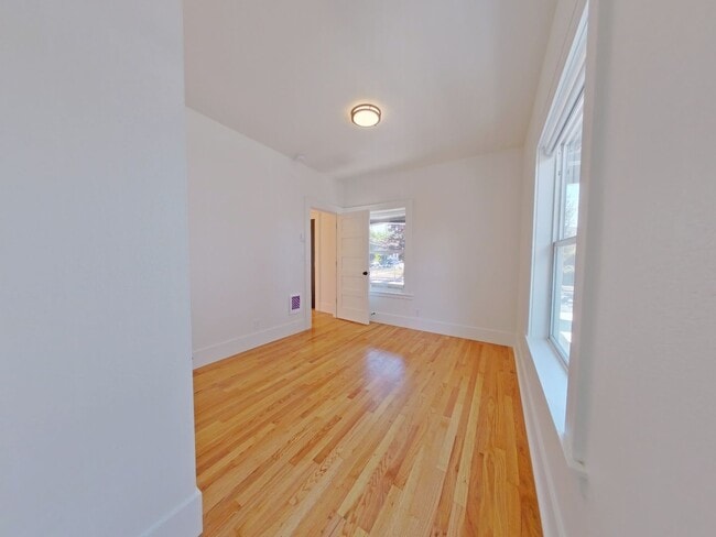 Building Photo - Remodeled 7 bedroom plus bonus room campus house!