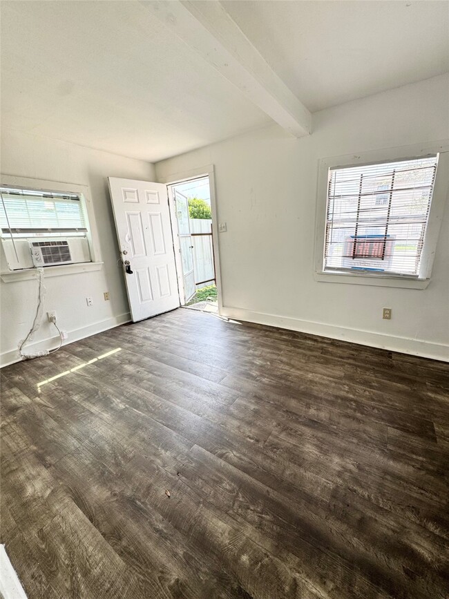 Building Photo - 910 N 67th St
