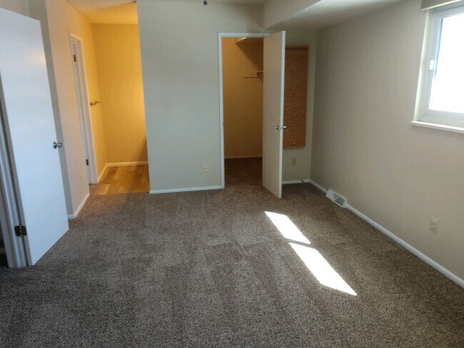 Dormitorio principal con vestidor - 9168 E Nassau Ave