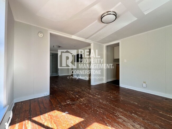 Building Photo - 2423 Parkview Ave