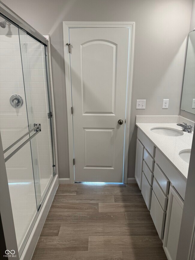 Foto del edificio - 3907 Sterling Dr