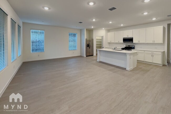 Building Photo - 1746 Milton Dr