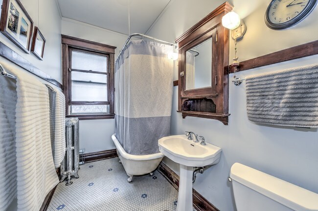 Bathroom - 535 S Lombard Ave