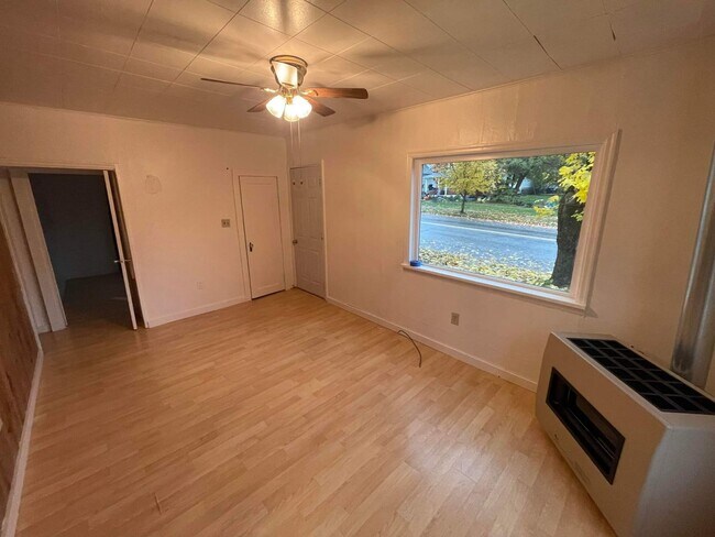 Building Photo - Cute, Centrally located House