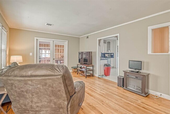 Building Photo - 515 Breezy Ln