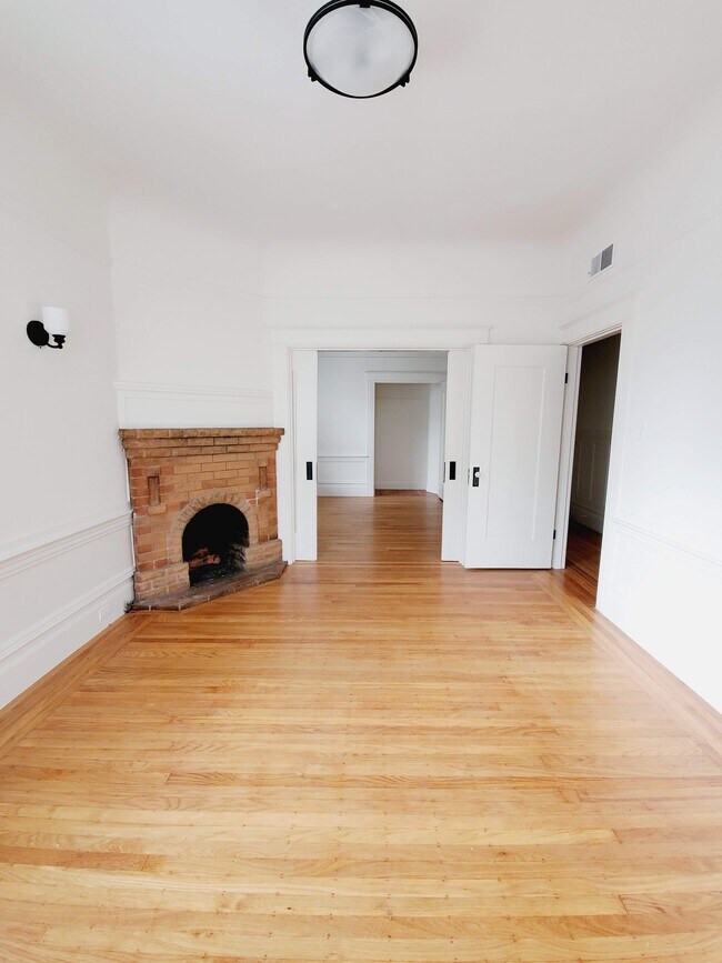 LR - 1733 Jones St