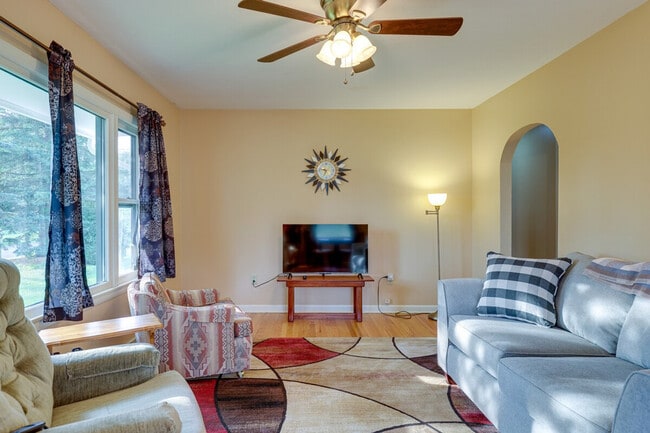 Building Photo - 2 Deo St