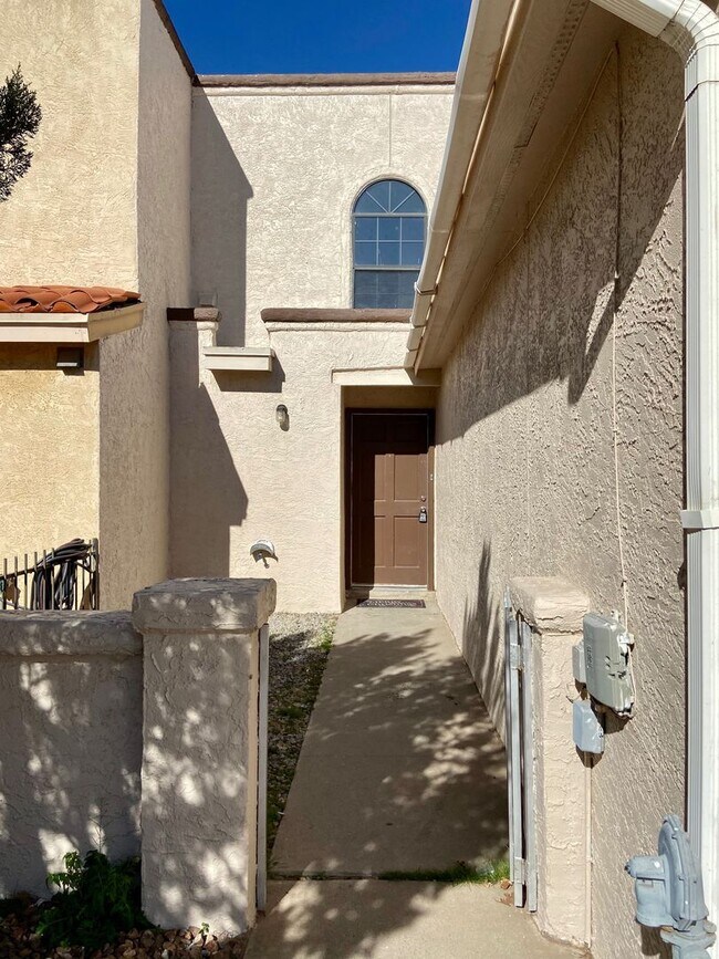 Building Photo - 2 Bedroom Townhome with Refrigerated Air