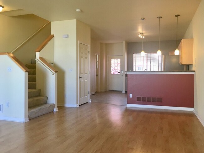 Building Photo - Beautiful Townhome in Lakewood