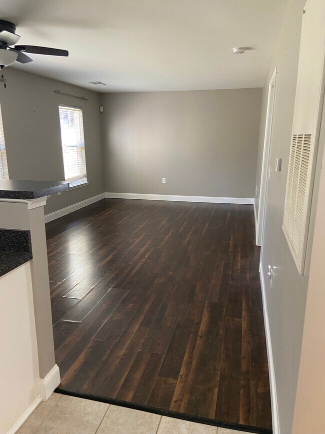 Foto del edificio - 1920 Crest Hollow Dr