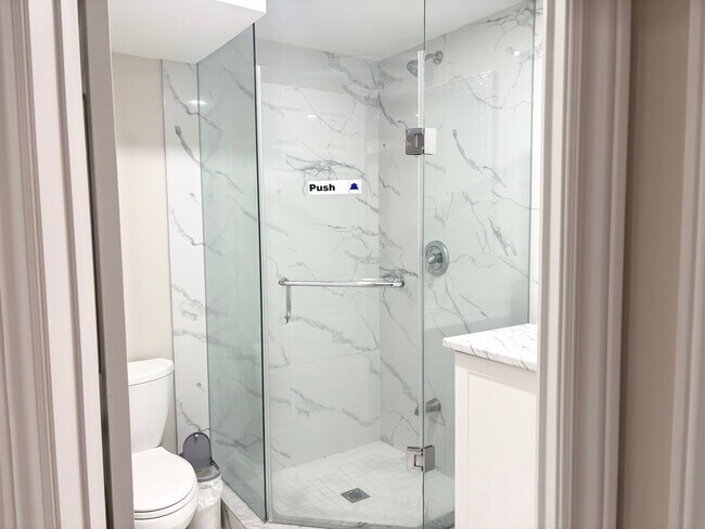 Photo du bâtiment - 2 BED - 2 BATH - MISSISSAUGA - BASEMENT