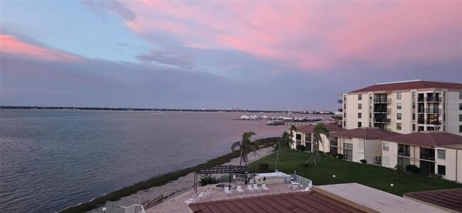 Foto del edificio - 6177 Sun Blvd