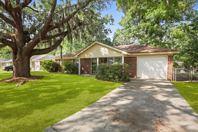 Foto del edificio - Settle Into Comfort in This Charming 3-Bedroom Home in Larchmont Estates