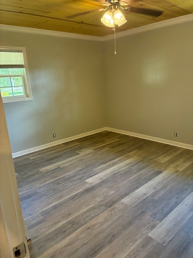 Building Photo - 3 Bed 2 Bath Brick Home Newly Renovated