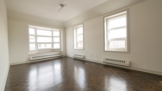 Building Photo - Freshly Renovated, Large, and Bright 1 Bed