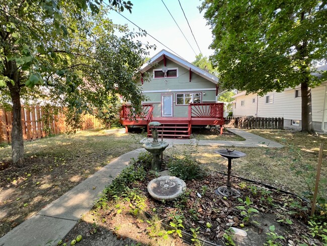 Building Photo - 3 bed 3 bath available!