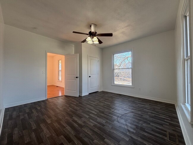 Building Photo - Rent this beautiful 3 bedroom 2 bathroom h...