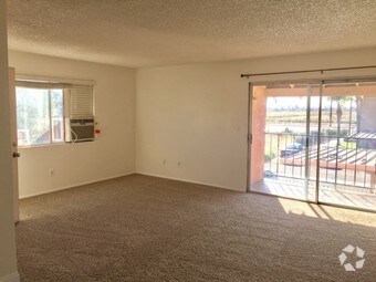 Foto principal - 15427 Sheila St