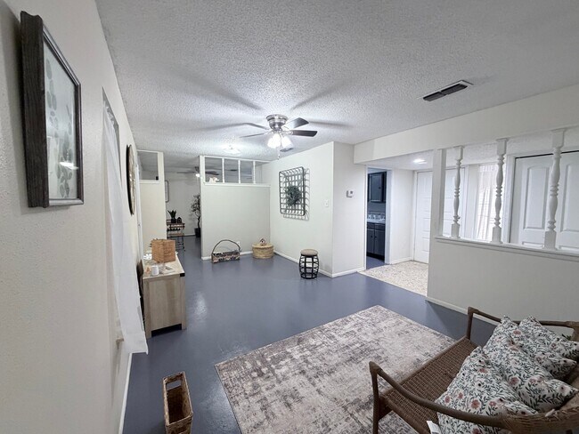 Foto del edificio - 7418 Meadow Cliff St