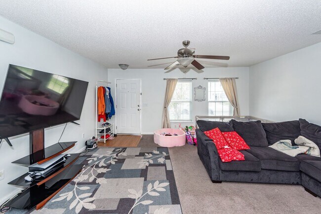 Building Photo - 5 Bedroom 3 Bath Home in Moss Grove Planta...