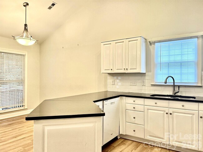 Foto del edificio - 4409 Stonefield Dr