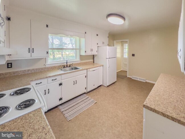 Foto del edificio - 6470 Rose Hill Dr