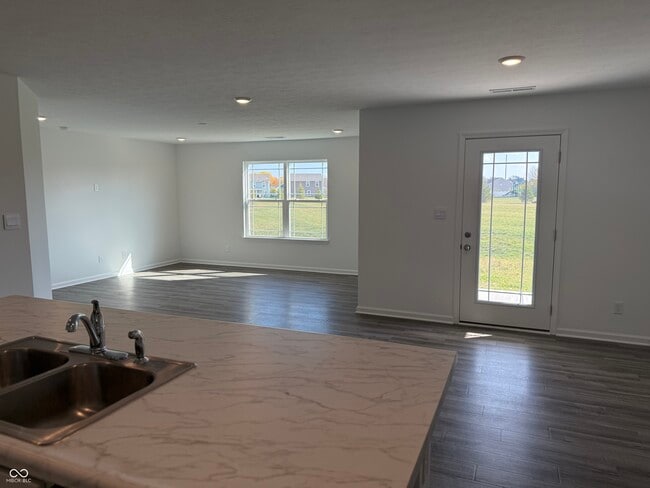 Foto del edificio - 6105 Card Blvd