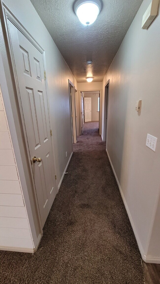 Foto del edificio - "Charming 3-Bed, 2-Bath Top Floor Condo in...