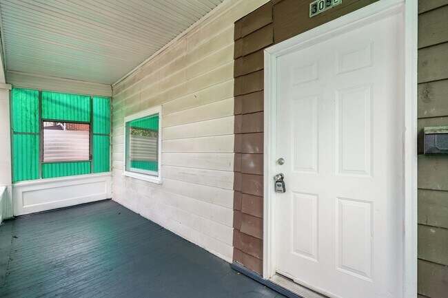 Building Photo - Spacious 4 Bed, 1 Bath Home w/ Bonus Rooms, Off-Street Parking - Available Now in Sheraden!