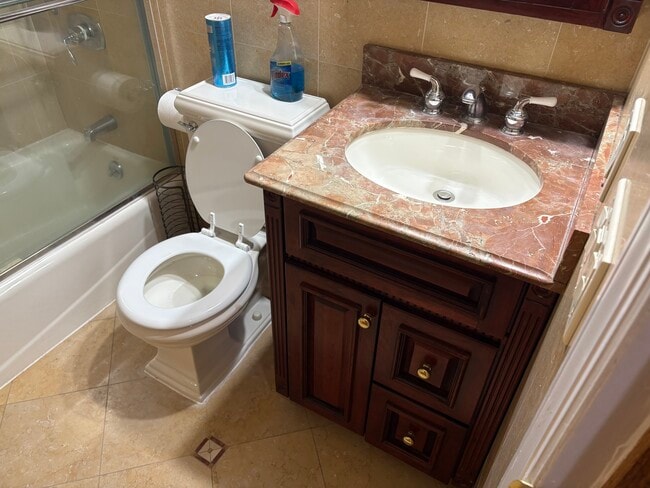 Bathrm Pic3 - 3055 32nd St