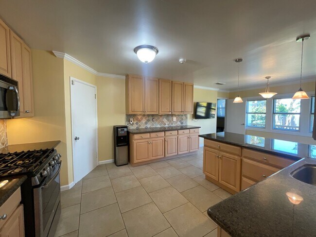 Building Photo - Beautiful San Bruno Home!