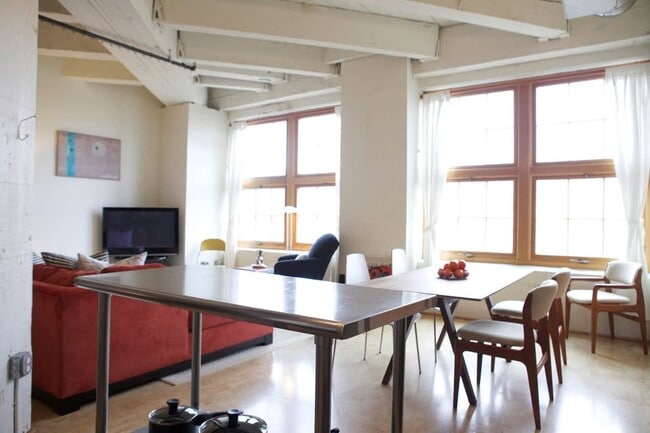 Building Photo - 1420 NW Lovejoy St