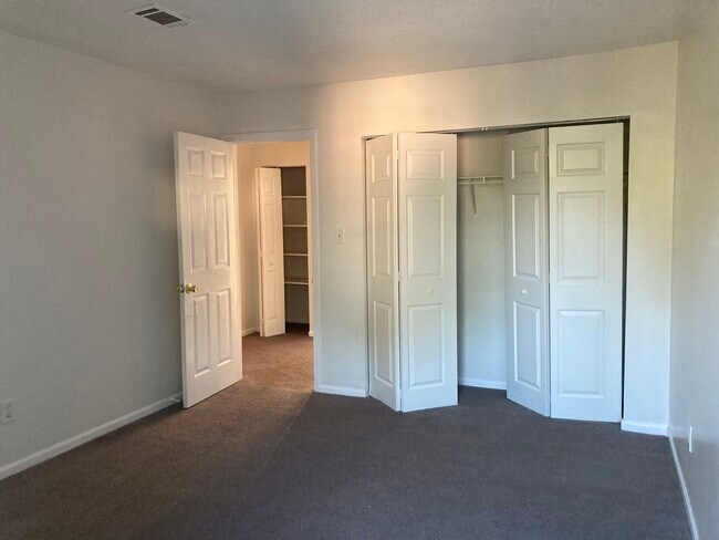 Foto del edificio - 2022 Oak Park Ln