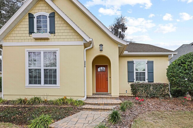 Foto del edificio - A Sunlit Custom Yellow Cottage in Greystone - Where Comfort Lives!