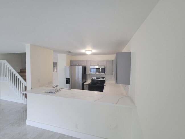 Building Photo - 886 Crystal Lake Dr