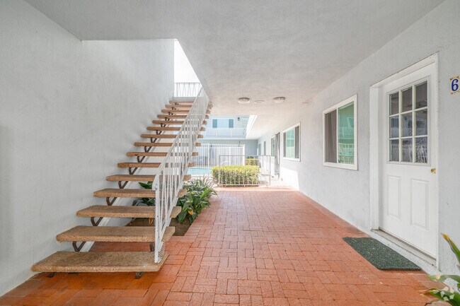 Foto del vestíbulo - 11819 Eucalyptus Ave.