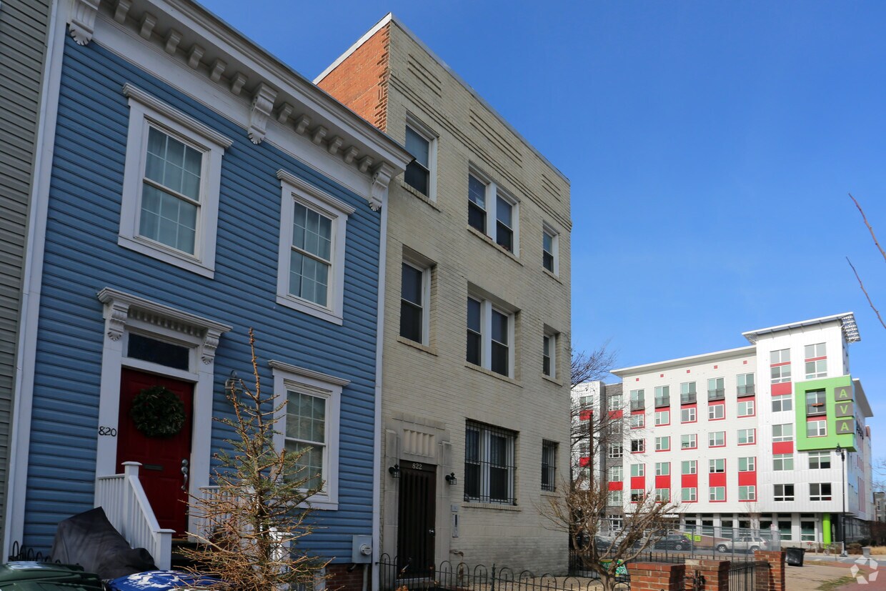 Building Photo - 822 4th St NE