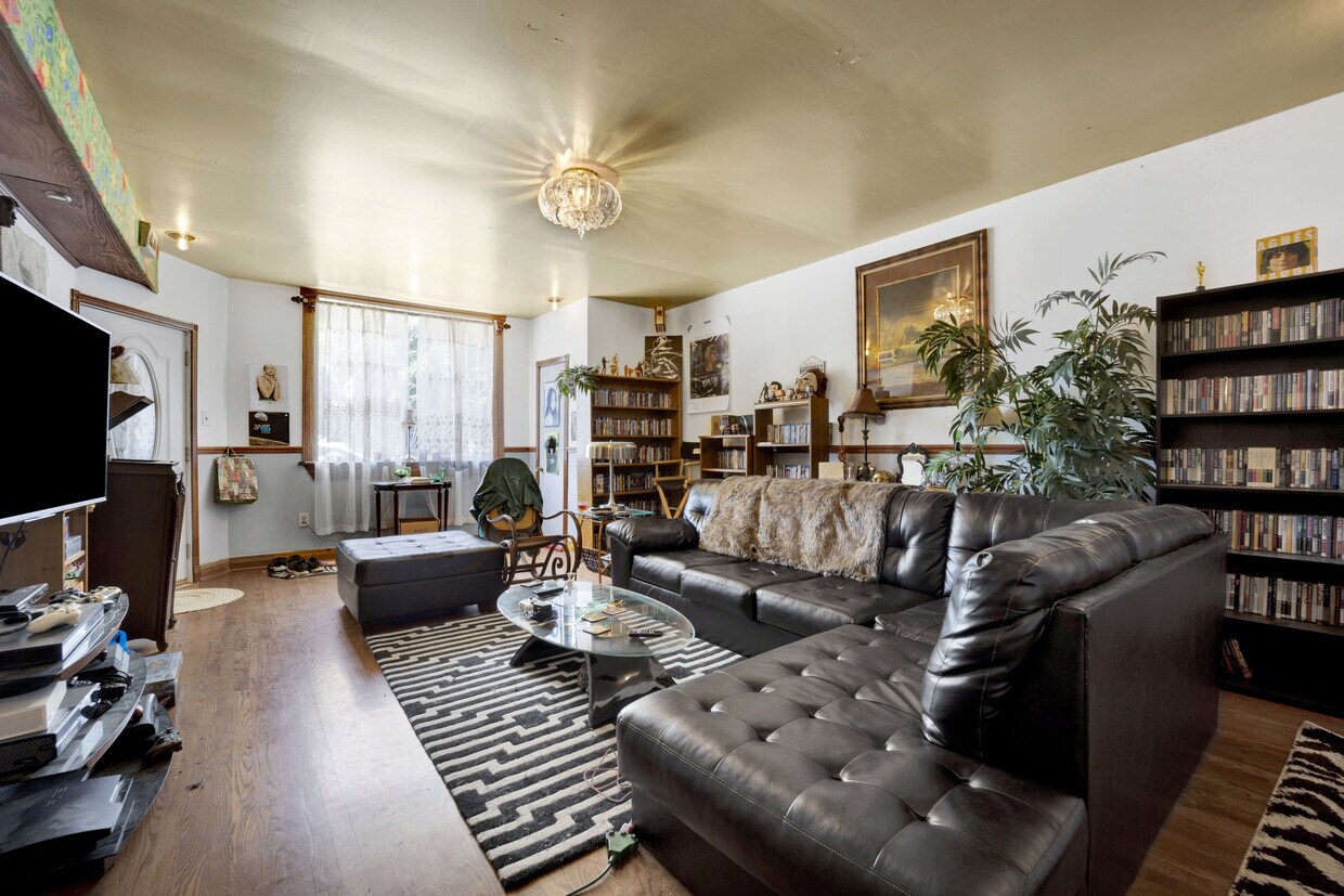 Foto principal - 1859 W Dickens Ave
